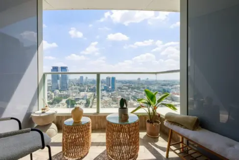 Sun balcony with open view in Tel Aviv 3 room apartment