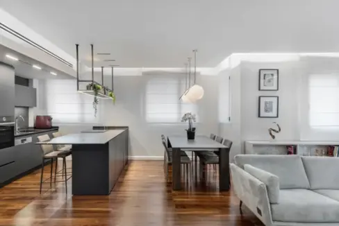 Bright luxury living room in a 4-room garden apartment in the Gindi TLV project